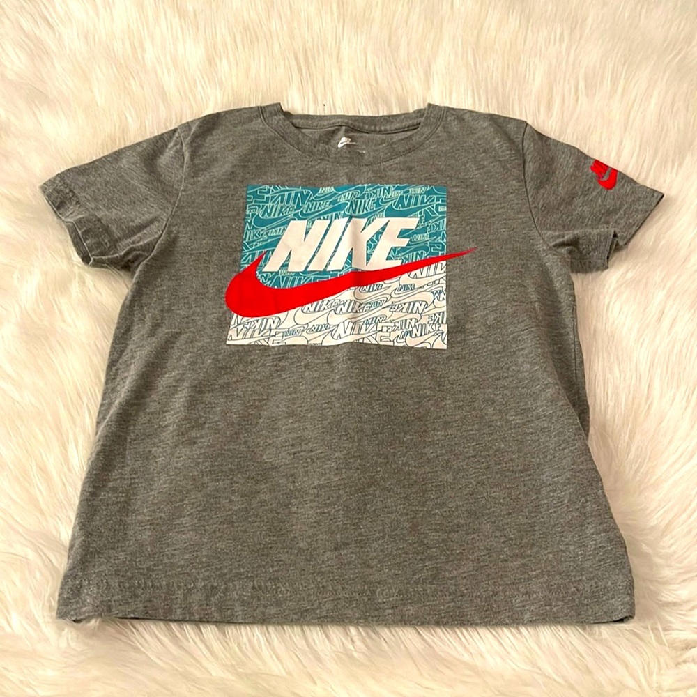 Boys Size 7 Nike Tee